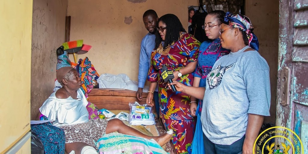 Government Delegation Visits Bukom Families