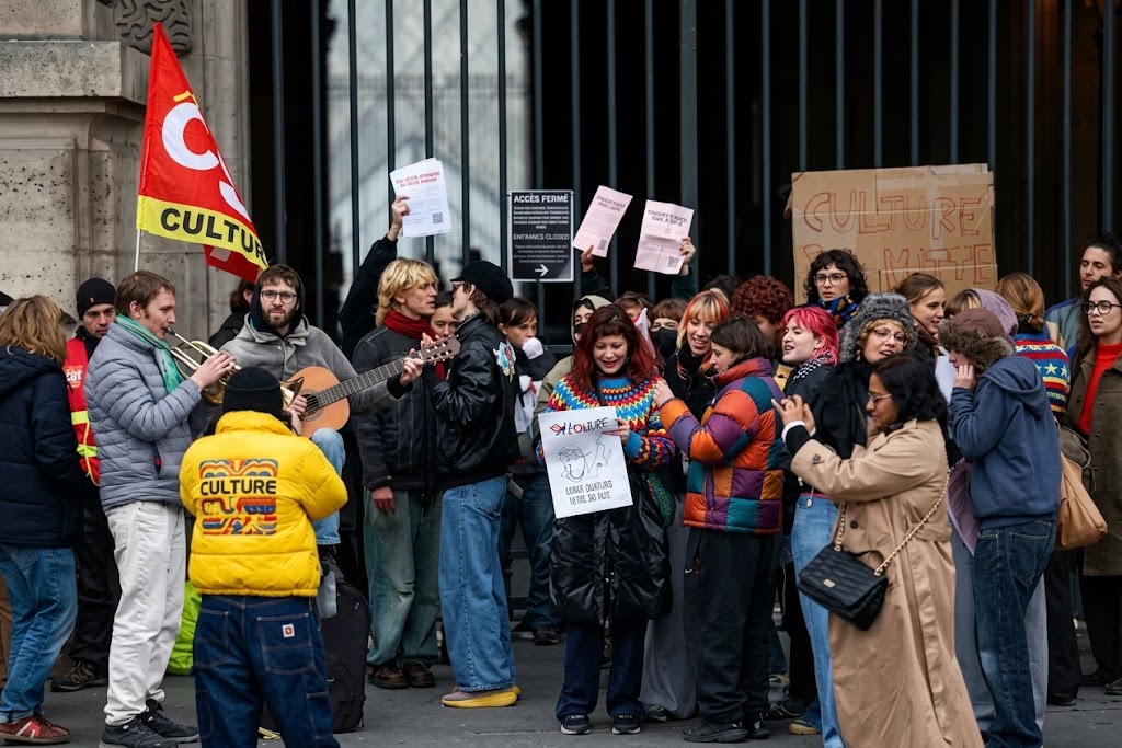 Student protesters have forced the closure of Paris' Louvre Museum